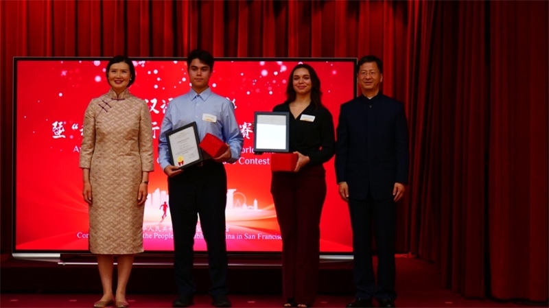 駐舊金山總領(lǐng)事張建敏及其夫人鄭心為選手頒獎(jiǎng)。李鑫江攝