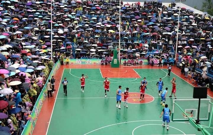 2024年5月1日，人們在貴州省黔東南苗族侗族自治州臺江縣臺盤鄉(xiāng)臺盤村觀看“村BA”球王爭霸賽。 新華社發(fā)（余天英 攝）