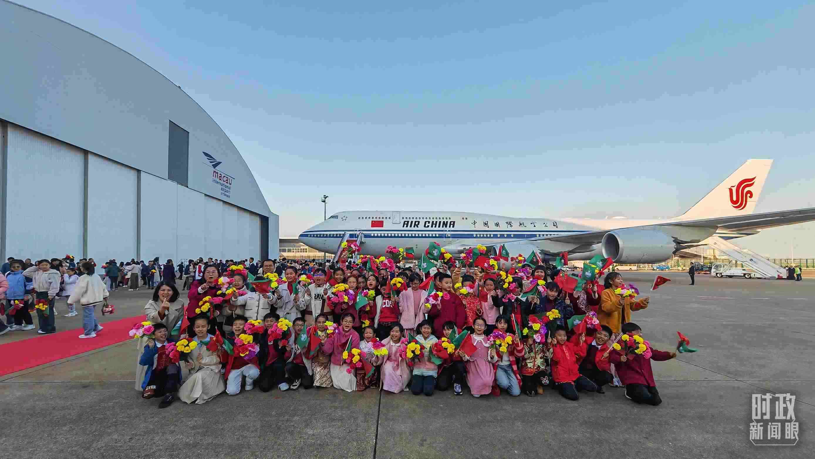 △歡迎儀式后，歡迎人群合影留念。（總臺央視記者劉琦拍攝）