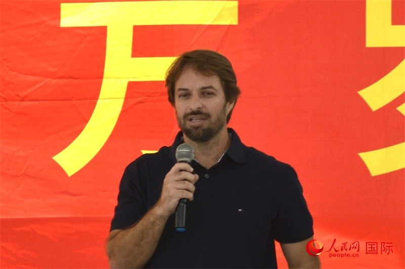 里約州環(huán)境與可持續(xù)發(fā)展廳副廳長費利佩·克魯奇克在捐贈活動上致辭。人民網(wǎng)記者 陳海琪攝