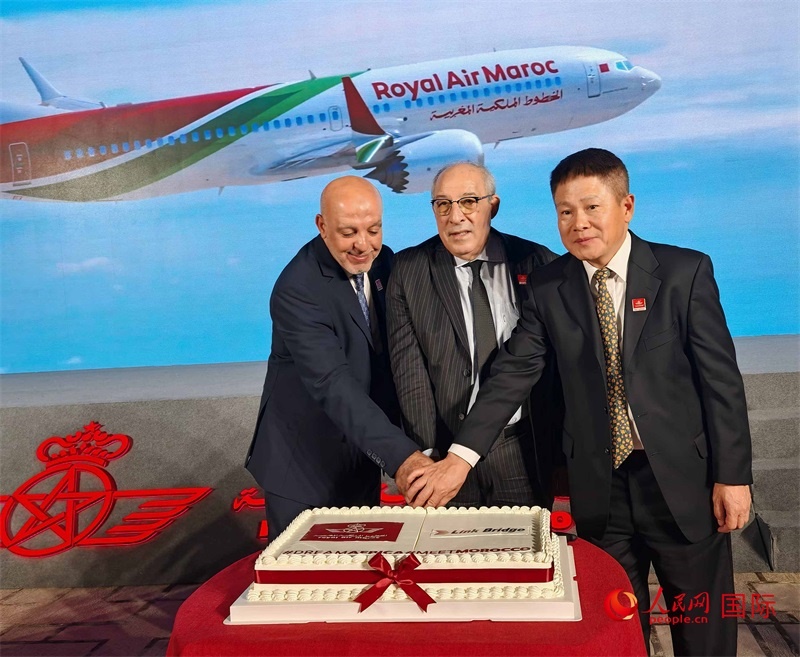 中摩雙方嘉賓共同切蛋糕，慶祝兩國直飛復航。人民網記者 李琰攝