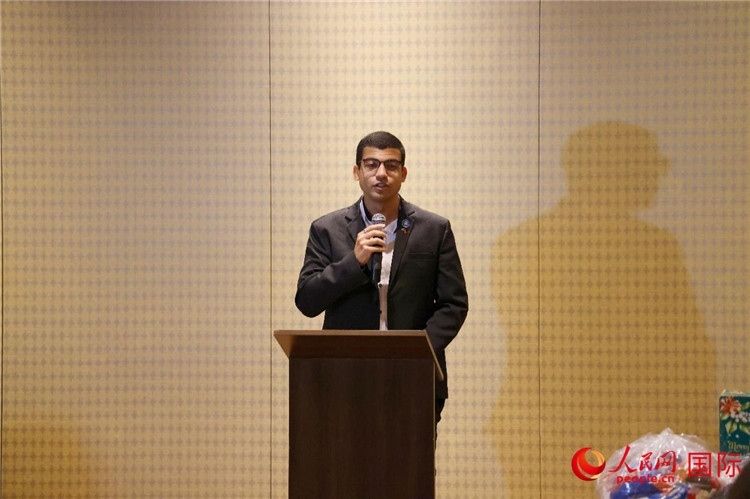 里約市政府代表、國際關(guān)系顧問菲利普在捐贈(zèng)活動(dòng)上致辭。人民網(wǎng)記者 陳海琪攝