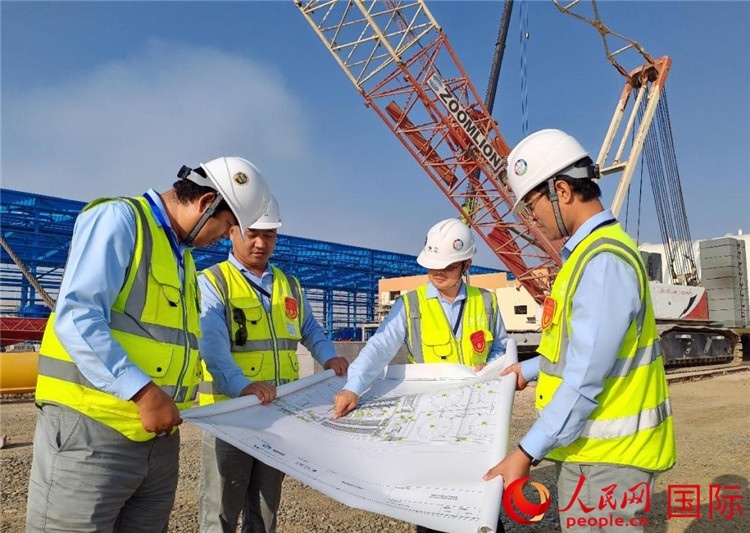 管理團(tuán)隊現(xiàn)場查看項(xiàng)目進(jìn)展。人民網(wǎng)記者 管克江攝