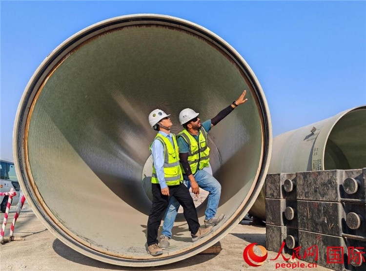 工作人員在察看輸水管情況。人民網(wǎng)記者 管克江攝