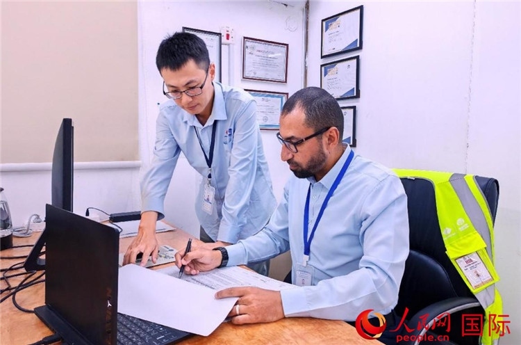 中外員工共同跟進(jìn)項(xiàng)目進(jìn)展。人民網(wǎng)記者 管克江攝