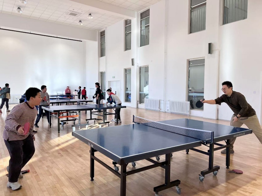 老師和學(xué)生在課間打乒乓球。人民網(wǎng) 白炅攝