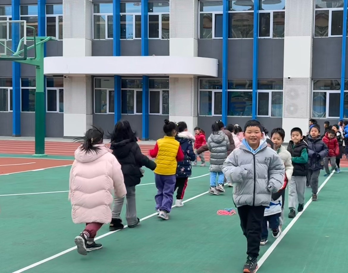 一年級(jí)的同學(xué)課間跑步 。學(xué)校供圖