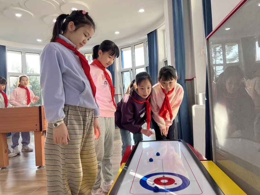 學(xué)生們?cè)谏傧汝?duì)大廳進(jìn)行課間活動(dòng)。人民網(wǎng) 白炅攝