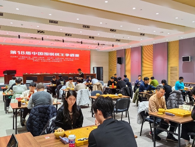 棋手在比賽中。人民網(wǎng)記者 李乃妍攝