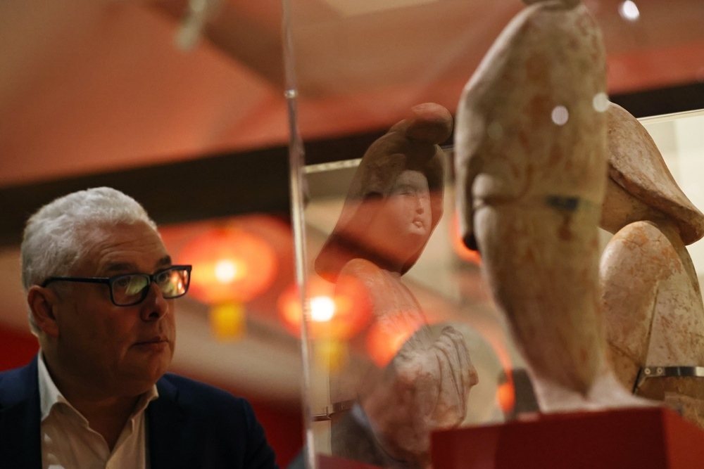 2024年11月18日，在位于法國巴黎的吉美國立亞洲藝術(shù)博物館，一名觀眾參觀“中國·唐——一個多元開放的朝代（7至10世紀(jì)）”展覽。新華社記者 高靜 攝