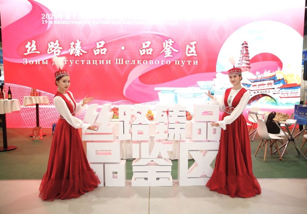 2024年8月23日，在哈薩克斯坦阿斯塔納，身著民族服飾的工作人員在第十九屆哈薩克斯坦—中國商品展覽會上歡迎觀展民眾。新華社發(fā)（奧斯帕諾夫攝）