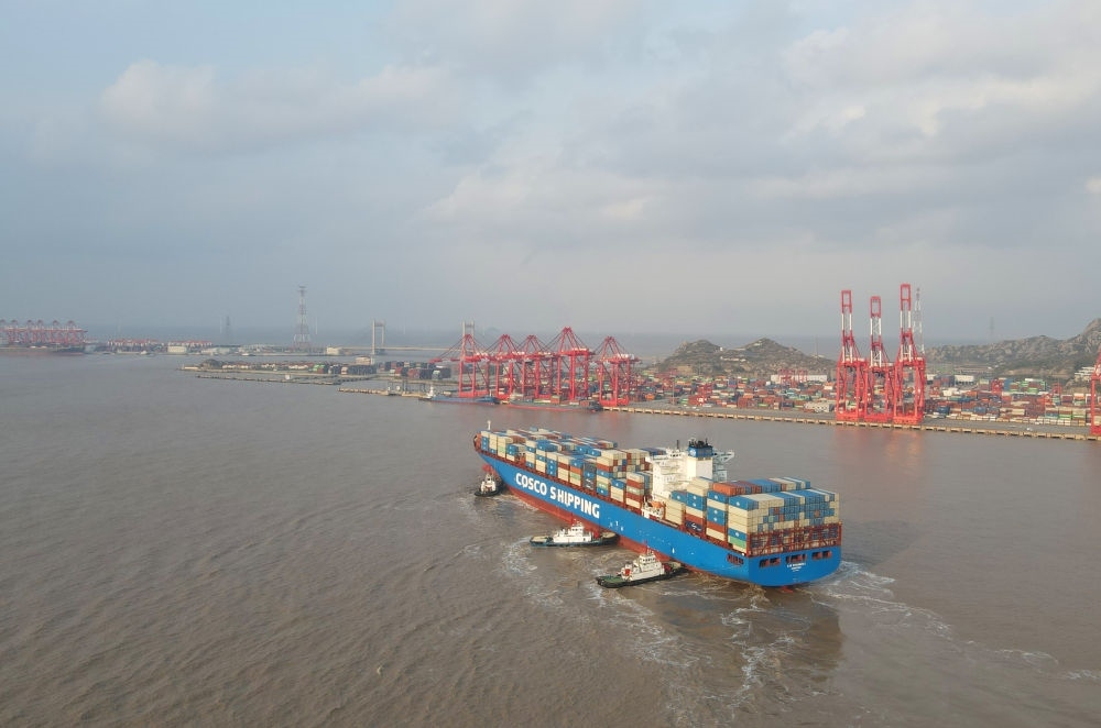 “新上海”輪抵達(dá)洋山港，這是自秘魯錢凱港開港后首個“錢凱—上?！闭胶酱危?024年12月18日攝，無人機(jī)照片）。新華社記者 方喆 攝