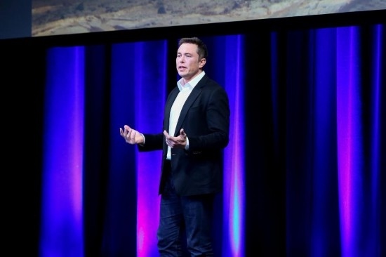  2017年9月29日，在澳大利亞阿德萊德，美國企業(yè)家埃隆·馬斯克在第68屆國際宇航大會(huì)閉幕式前做主旨演講。新華社發(fā)（閆寒?dāng)z）