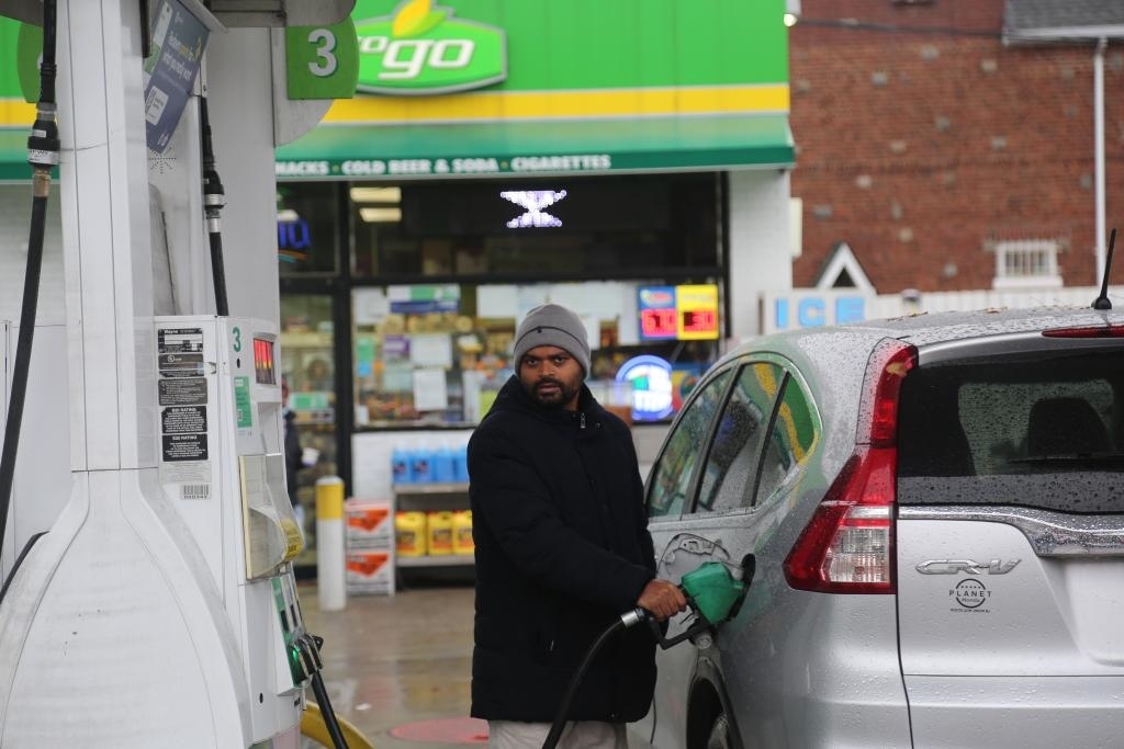 2024年12月11日，一名男子在美國紐約一處加油站加油。新華社記者劉亞南 攝