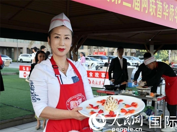 一名參賽選手展示冷盤“荷塘月色”。人民網(wǎng)記者 管克江攝