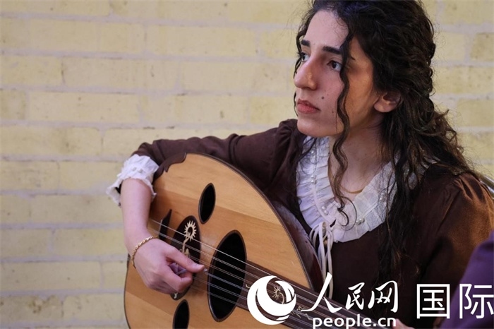 烏德琴女學員邁希恩。人民網(wǎng) 伊納斯·易卜拉欣攝