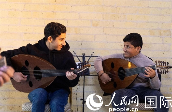 兩名年輕的烏德琴學員。人民網(wǎng) 伊納斯·易卜拉欣攝