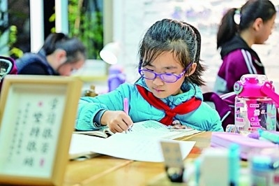 在河南洛陽(yáng)市澗西區(qū)長(zhǎng)安路街道長(zhǎng)安路二社區(qū)共享自習(xí)室內(nèi)，孩子們?cè)趯W(xué)習(xí)。李衛(wèi)超攝/光明圖片