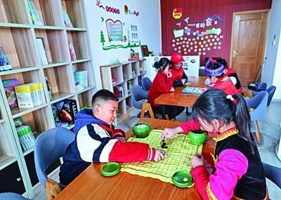 浙江岱山縣秀山鄉(xiāng)秀南村“民生小鋪”里，放學(xué)后的小學(xué)生在下棋。新華社發(fā)