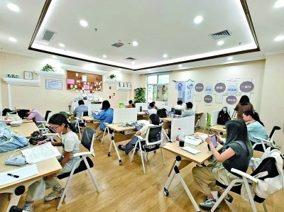 廣東深圳市龍崗區(qū)黨群服務(wù)中心開(kāi)設(shè)的共享自習(xí)室一景。受訪者供圖