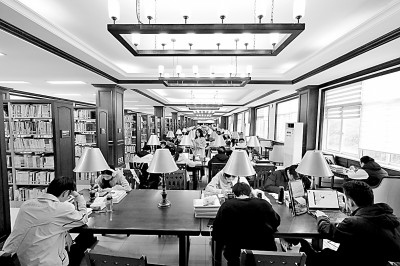 重慶大學(xué)圖書(shū)館，大學(xué)生們正在讀書(shū)學(xué)習(xí)。孫凱芳攝/光明圖片