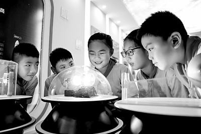 江西省南昌市青云客航天科創(chuàng)空間青少年科普館，孩子們在觀察光壓傳動試驗。鮑贛生攝/光明圖片