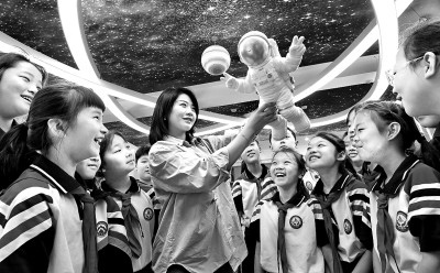 河北省邯鄲市邯山區(qū)實驗小學老師向學生們介紹航空航天知識。郝群英攝/光明圖片