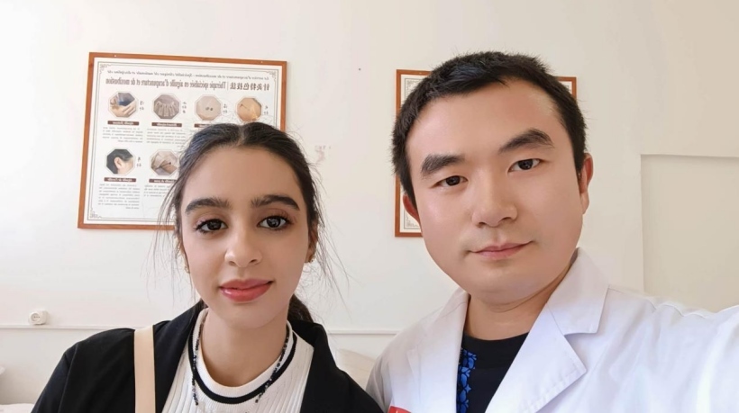 康復后的阿斯瑪與中國醫(yī)生梁敏。中國援阿爾及利亞醫(yī)療隊供圖