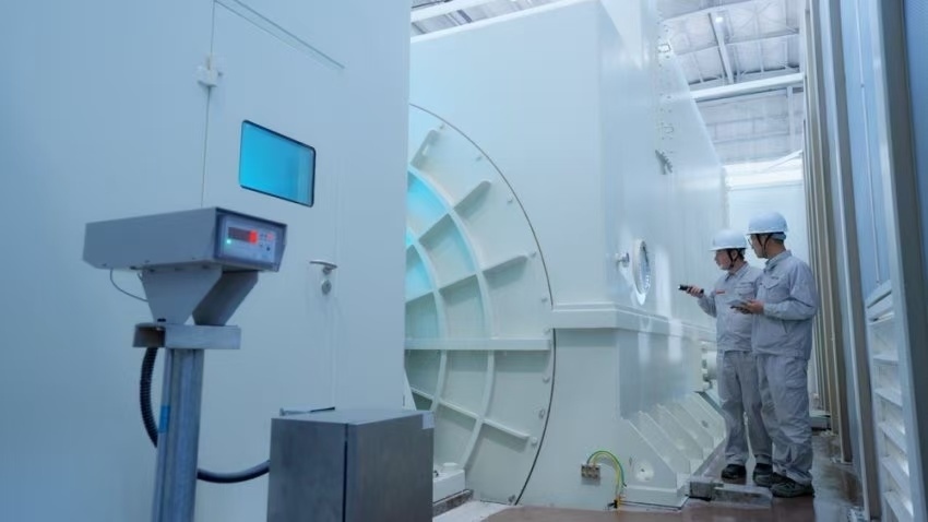 工作人員檢查300兆瓦壓氣儲能示范工程發(fā)電機。受訪者供圖