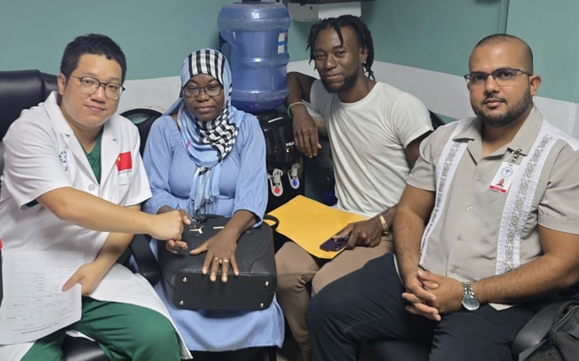 第20期中國(guó)援圭亞那醫(yī)療隊(duì)成員與患者及其家屬合影。第20期中國(guó)援圭亞那醫(yī)療隊(duì)供圖