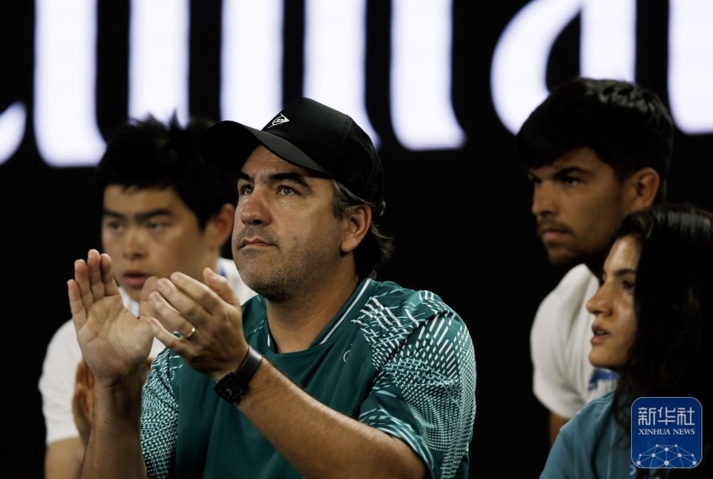 ↑鄭欽文的教練丹特·博蒂尼（中）在場邊觀賽。新華社記者 馬平 攝