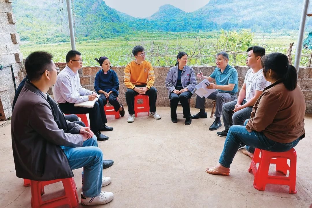 △法學會法律咨詢專家等入戶走訪、調(diào)解糾紛。