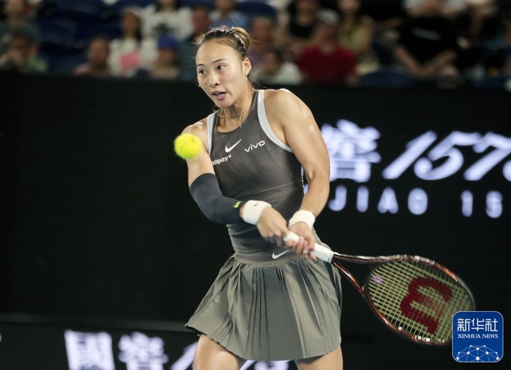 ↑鄭欽文在比賽中回球。新華社記者 馬平 攝