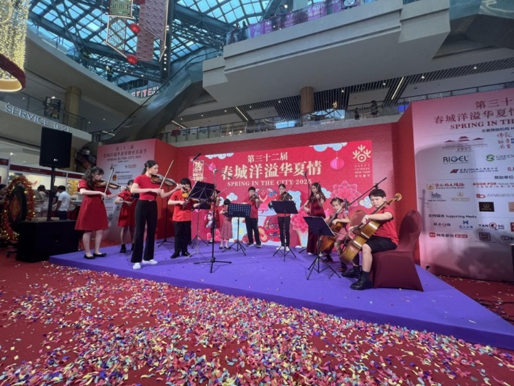 來(lái)自中國(guó)和新加坡的藝術(shù)團(tuán)體聯(lián)袂表演了歌舞、器樂(lè)、武術(shù)、雜技等多種形式的文藝節(jié)目?；顒?dòng)主辦方供圖