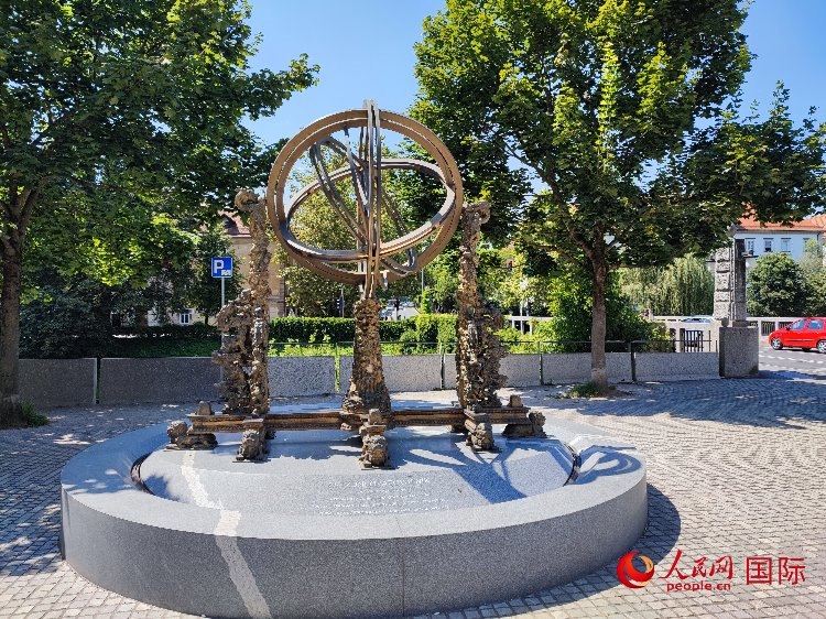 位于盧布爾雅那古城中心河畔的中斯友好紀念碑。人民網(wǎng)記者 謝亞宏攝
