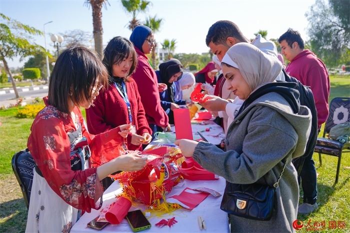 學(xué)生們踴躍參與中國(guó)文化體驗(yàn)活動(dòng)。人民網(wǎng) 塔里克·易卜拉欣攝