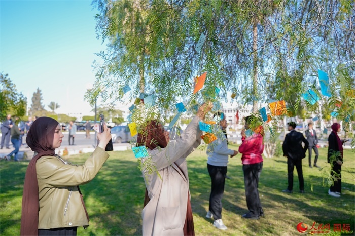 學(xué)生們踴躍參與中國(guó)文化體驗(yàn)活動(dòng)。人民網(wǎng) 塔里克·易卜拉欣攝