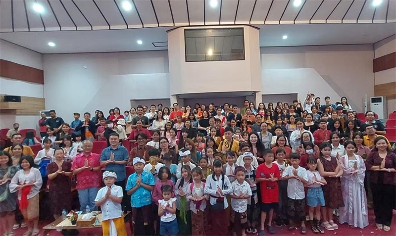 出席活動的師生與嘉賓合影。巴陵康孔子學(xué)院供圖