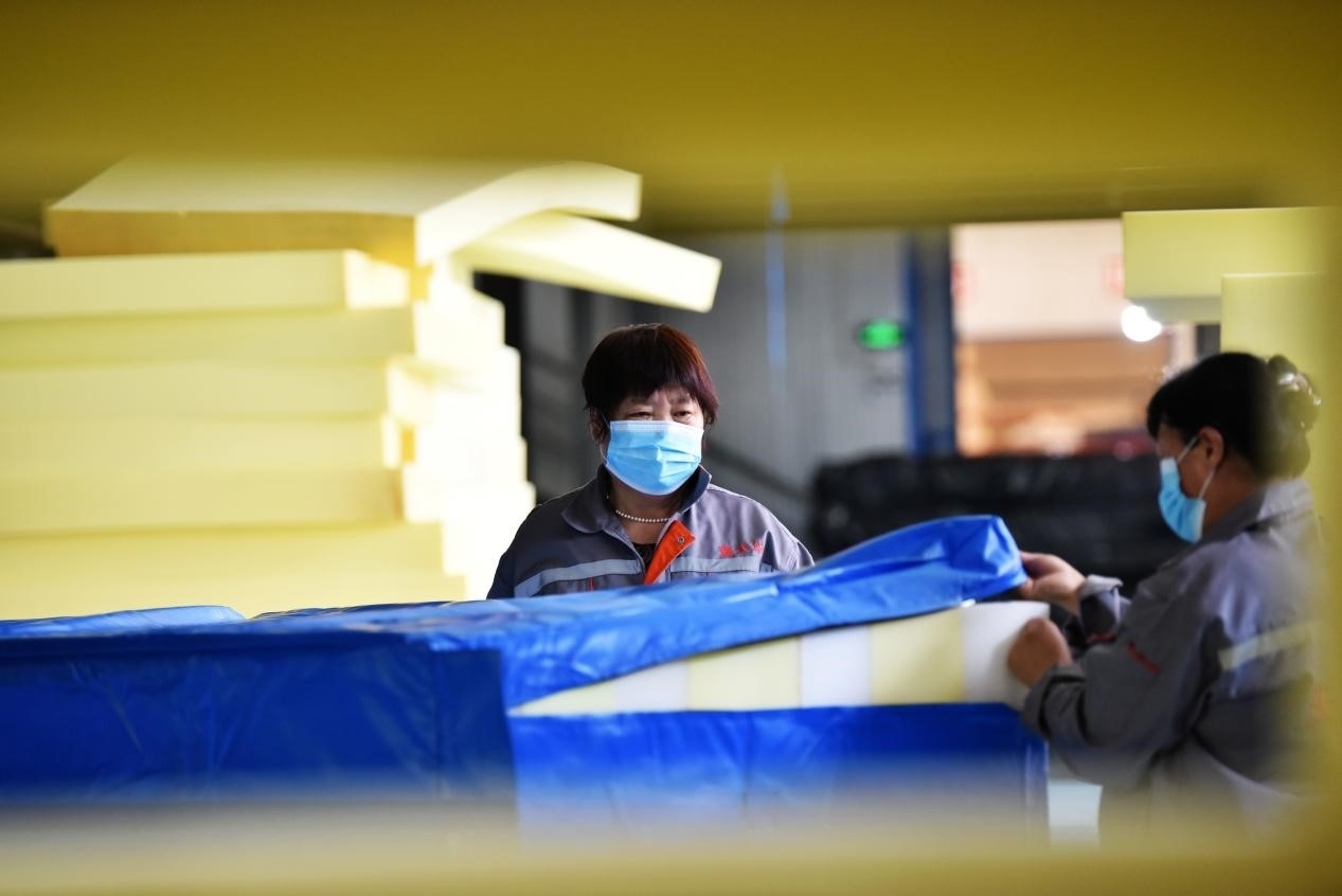 定州市某公司生產(chǎn)的短道速滑防護墊、速度滑冰防護墊、雪上防護墊等產(chǎn)品。白永民攝