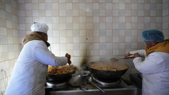1月14日，服務隊的兩名廚師正在為村民們做午飯。新華社記者 邱星翔 攝