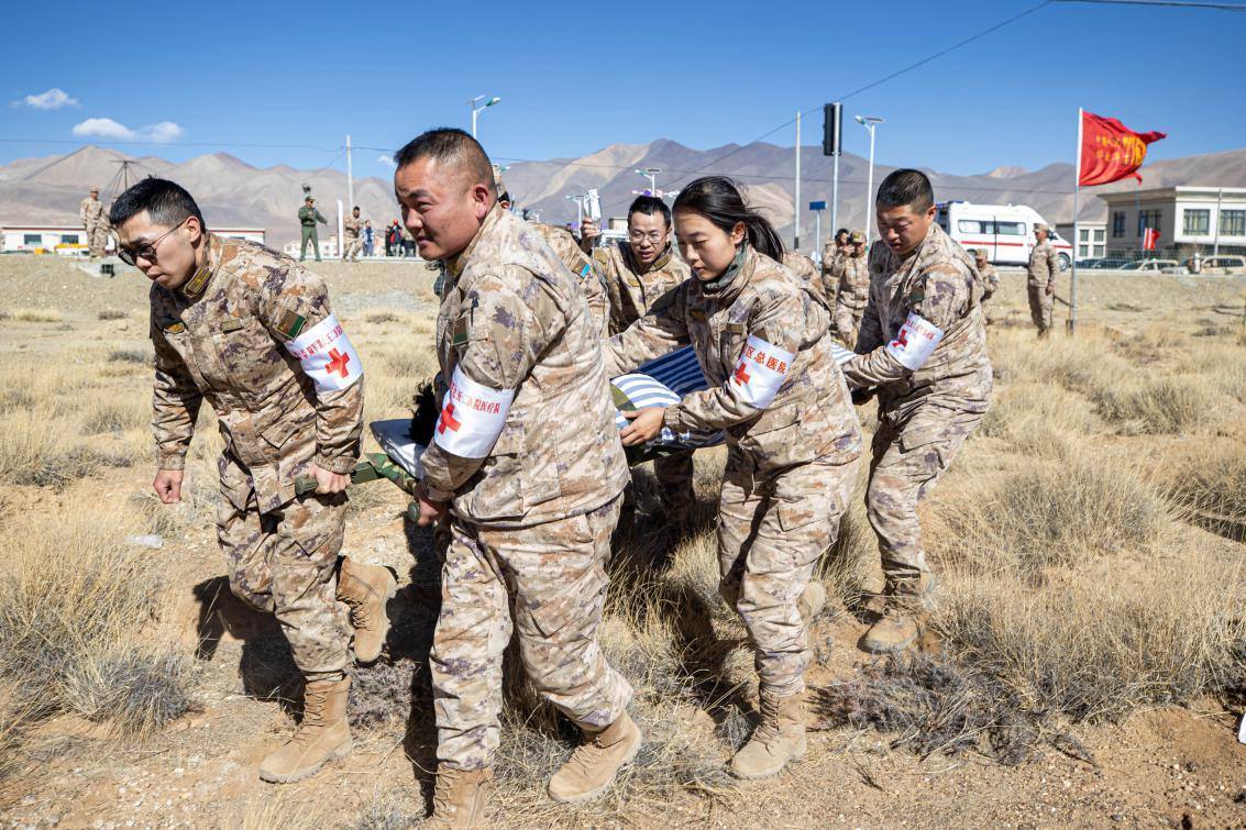 1月9日，日喀則定日縣長所鄉(xiāng)，西藏軍區(qū)總醫(yī)院醫(yī)療隊(duì)隊(duì)員將受傷村民用擔(dān)架從救護(hù)車準(zhǔn)備抬上直升機(jī)，轉(zhuǎn)運(yùn)至拉薩的西藏軍區(qū)總醫(yī)院救治。人民日報(bào)記者張武軍攝