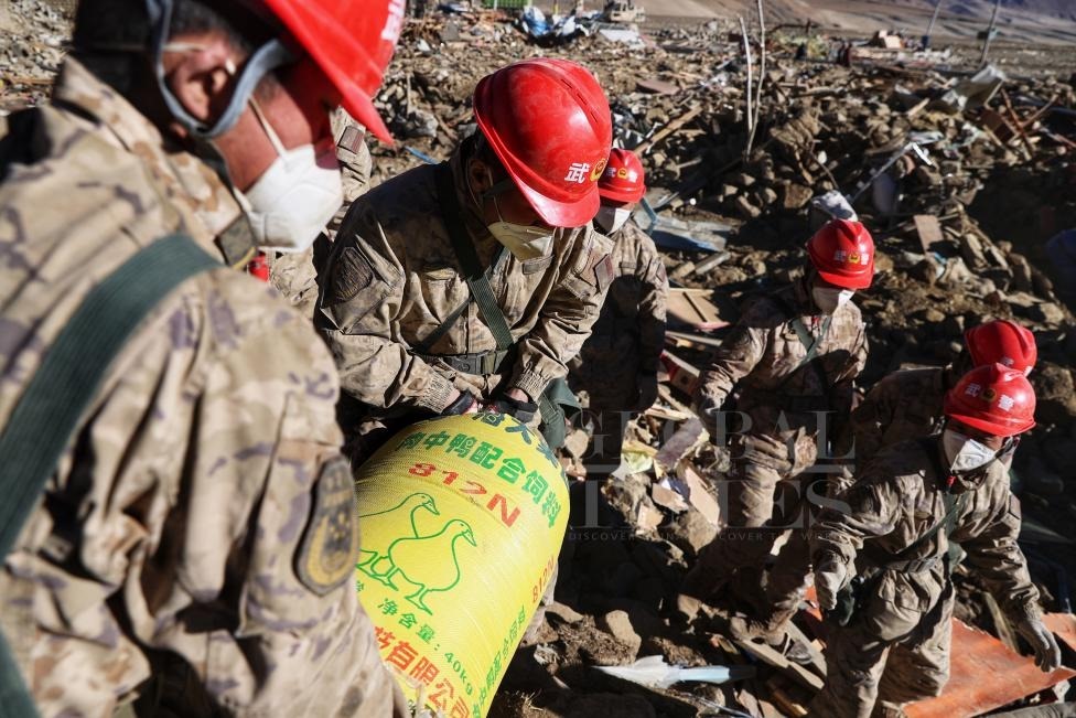 1月10日，定日縣長所鄉(xiāng)古榮村，武警官兵幫助受災(zāi)群眾整理廢墟，搶救被掩埋的物資。環(huán)球時報(bào)記者崔萌攝