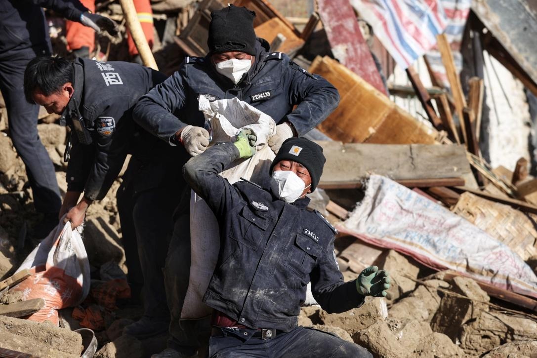 1月9日，定日縣長所鄉(xiāng)古榮村，日喀則市公安局民警協(xié)助受災(zāi)群眾清理廢墟。 環(huán)球時報(bào)記者 崔萌攝