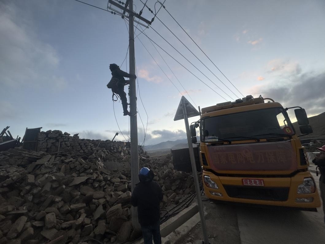 1月10日，定日縣長所鄉(xiāng)，國家電網(wǎng)西藏電力員工正在搶修災(zāi)區(qū)受損線路。人民日報(bào)記者宋豪新攝