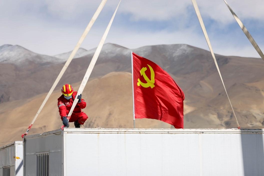 1月13日，定日縣長所鄉(xiāng)嘎布村安置點(diǎn)，中國安能三局成都基地支援震區(qū)的黨員突擊隊(duì)隊(duì)員在搭建活動板房。人民日報(bào)記者張武軍攝