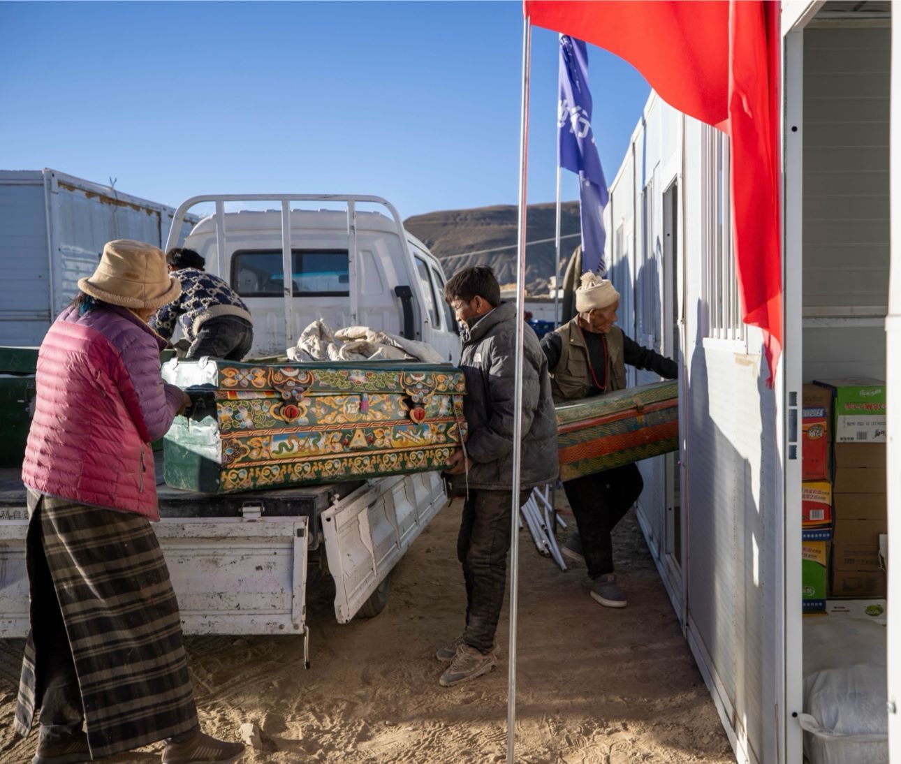 1月11日，西藏定日縣曲洛鄉(xiāng)措昂村，首批入住活動板房的村民正在搬運(yùn)物品，為入住做準(zhǔn)備。人民日報(bào)記者張武軍攝
