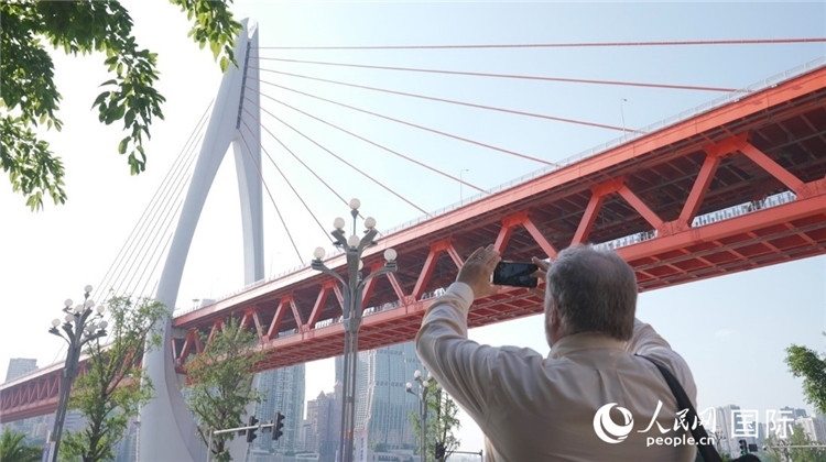 軻寶華“打卡”重慶東水門(mén)長(zhǎng)江大橋。人民網(wǎng)記者 蘇纓翔攝