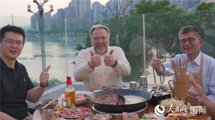 軻寶華和同事在重慶南濱路吃火鍋。人民網(wǎng)記者 蘇纓翔攝