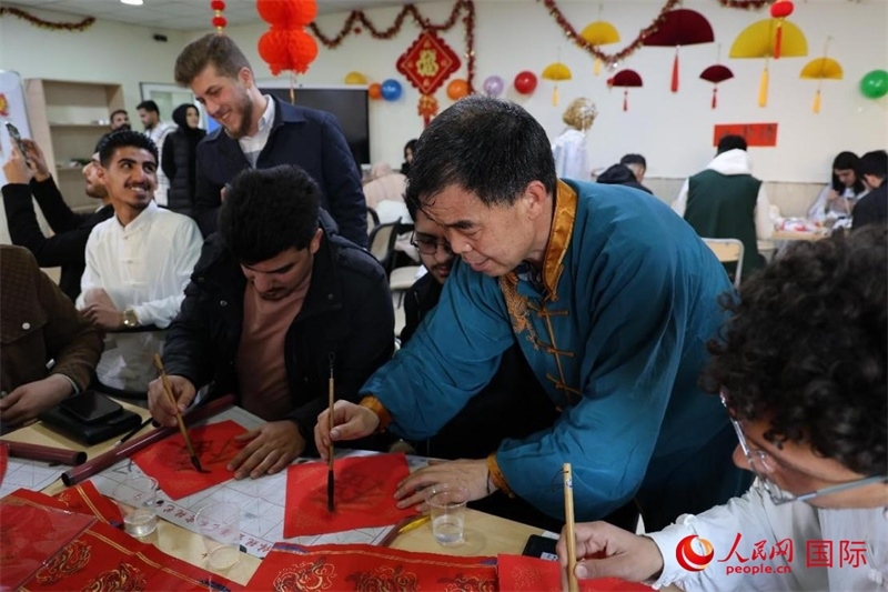 寫福字。人民網(wǎng)伊納斯·易卜拉欣攝