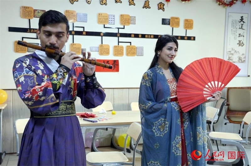 薩拉赫丁大學中文系學生們展示才藝。人民網(wǎng)伊納斯·易卜拉欣攝